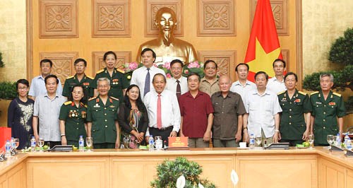 Phó Thủ tướng tiếp đại diện gia đình liệt sĩ và cựu chiến binh tiêu biểu toàn quốc - ảnh 2